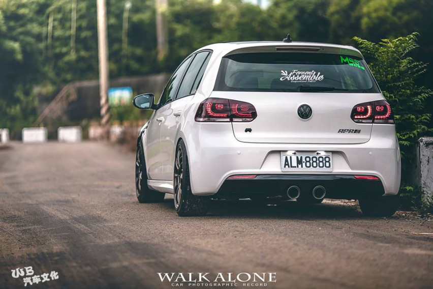 乡间小路中的一台钢炮高尔夫6 GTI