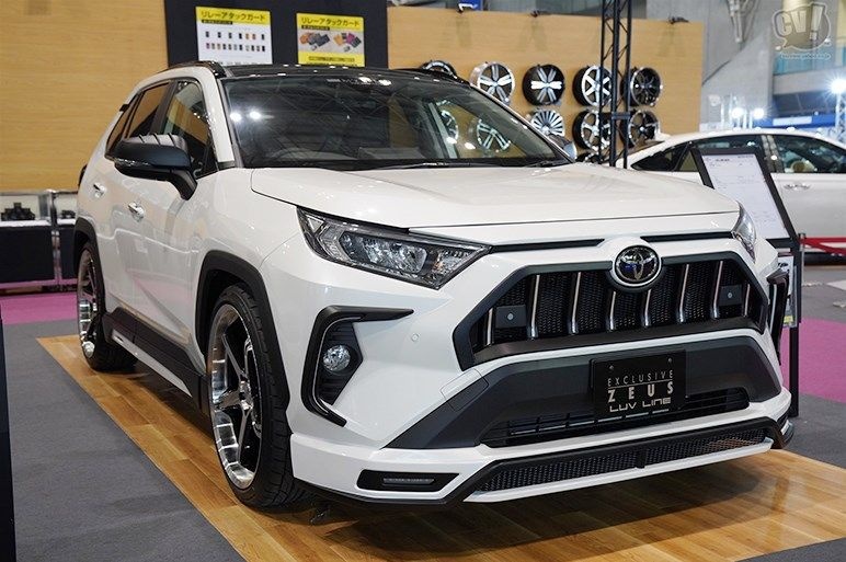 文能大嘴玩低趴，武能升高搞越野，看七种风格改装的丰田RAV4