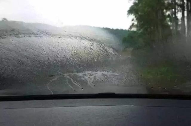 下雨天车辆的玻璃一片模糊影响开车，有什么办法解决么？