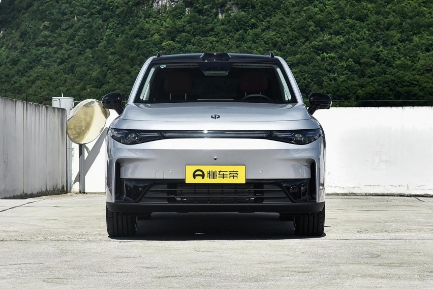 国产跨级对比！零跑C16对比传祺M8，18万预算，该怎么选？