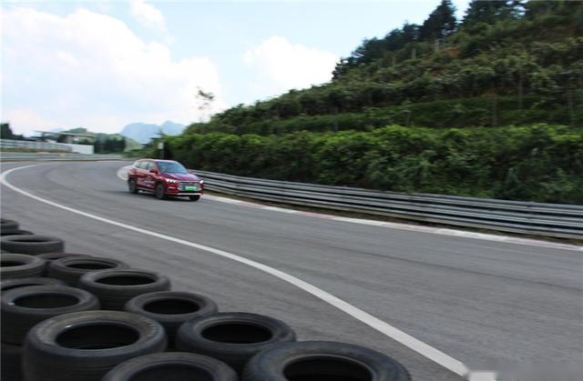 能上赛道的除了超跑，还有比亚迪宋Pro，圈速堪比百万性能车
