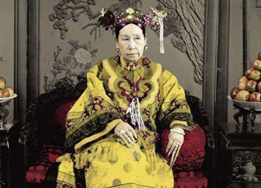 英国女王离宫复返仿慈禧？从慈禧“西狩”座驾看清朝，怎能不衰？