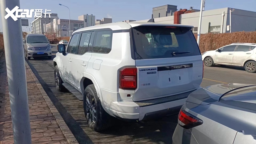 饱满且硬朗的尾部造型也与全新雷克萨斯gx类似,并同样采用双开尾门