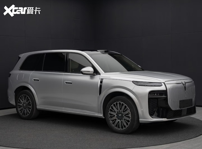 岚图泰山X8首发亮相：622标准定义庭院级大五座SUV