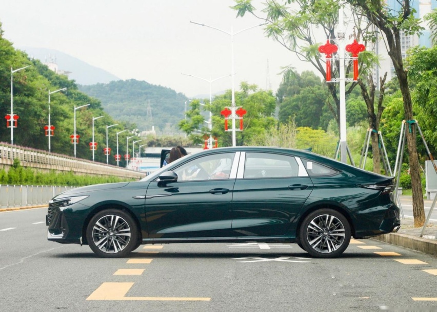 售价9.99万元，奇瑞艾瑞泽8荣耀版上市，搭载1.6T发动机
