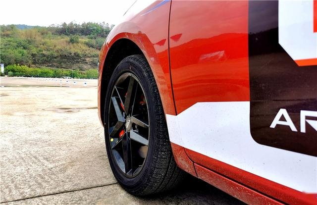 实拍艾瑞泽5 GT，零百加速6秒级的家轿，年轻人喜欢？