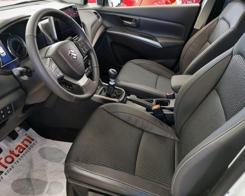 似丰田RAV4！全新铃木S-cross海外实拍，造型硬朗，国产能大卖？