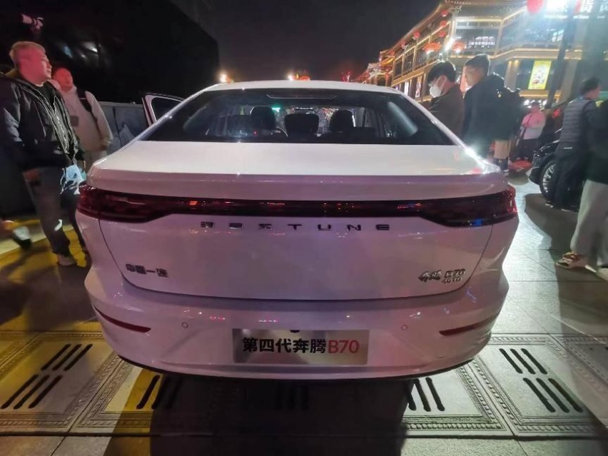 新奔腾B70外观内饰调整，尺寸加长45毫米，全系2.0T整体实力提升