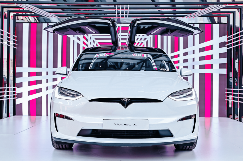 特斯拉“地表最强SUV”Model X Plaid亮相北京来福士