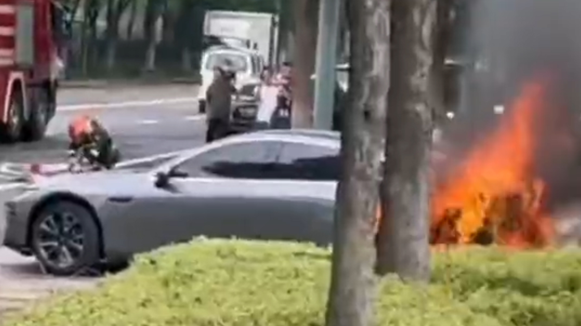 一撞就自燃？小鹏汽车起火燃烧，网友：它安全在哪？视频