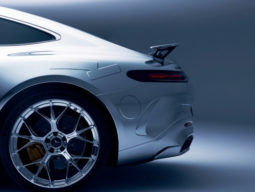 sacai联名版AMG GT63即将中国首秀，镜面电镀银涂装，机能风爆