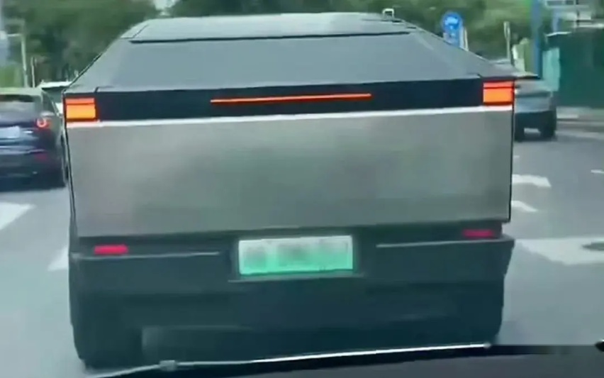 【E汽车】绿牌特斯拉Cybertruck街头现身