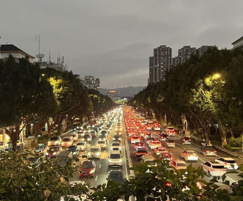 导航软件为什么这么神？不仅能知道前方堵车，指示红绿灯秒数