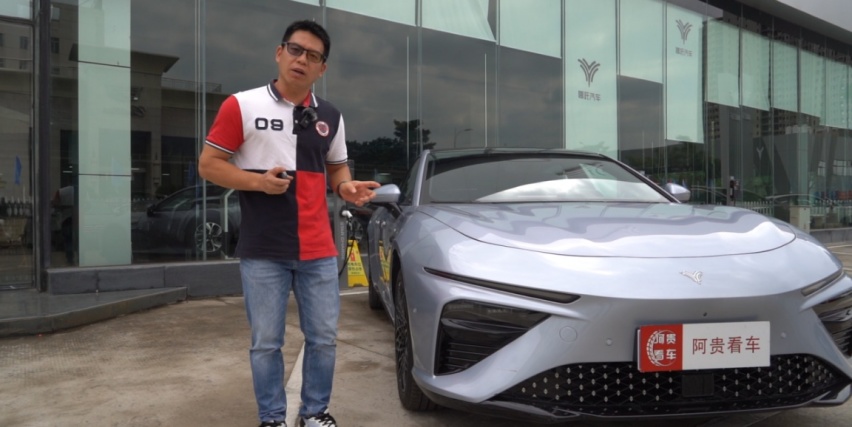 哪吒S真的可以上打Model 3，下踢小鹏P5？让我们一起探个店先！