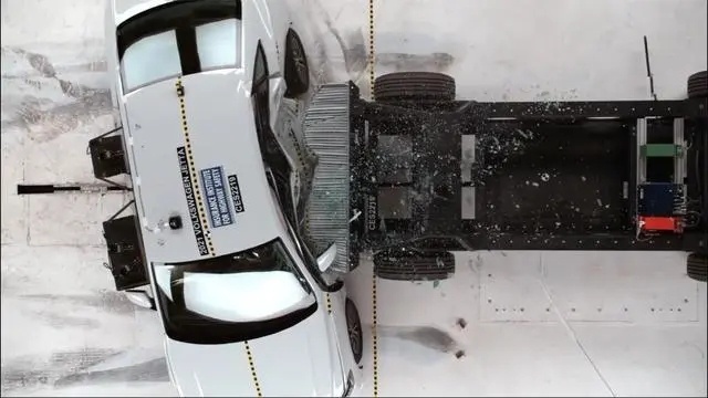 日系车安全？美国IIHS帮忙测了，国内销量最好的3款轿车，全栽了