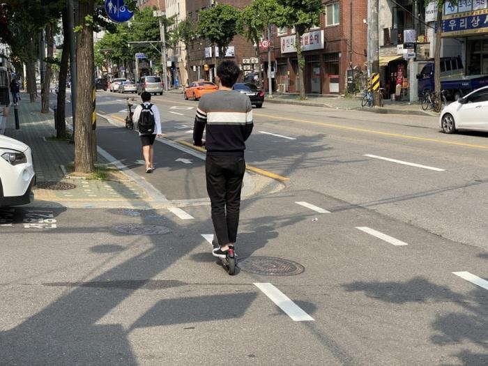 是代步工具，也是马路杀手，电动踏板车要不要被监管？