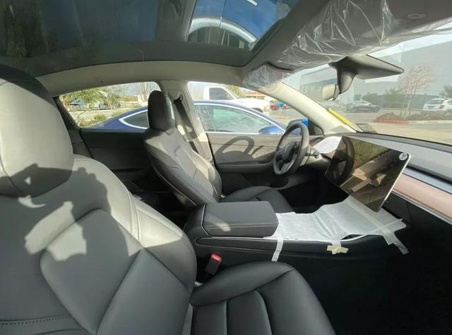 外媒试驾Model Y:做工有提升 但依旧粗糙