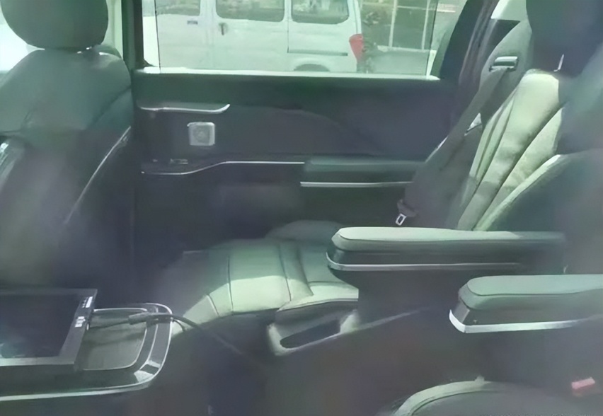 红旗MPV即将发布 预计搭载3.0T V6发动机 超大触控屏