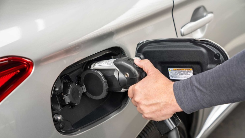 2021-mitsubishi-outlander-phev-charging.jpg