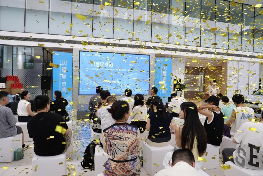 重庆首家吉利4.0旗舰店开放体验！用户：新店轻奢时尚氛围拉满