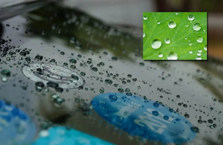 下雨晚上开车，前挡玻璃有层油膜，看不清楚也洗不干净，怎么办？