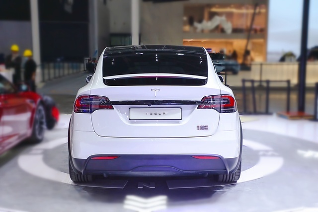 Model X 2023款 Plaid版，长5.037米，破百2.6秒