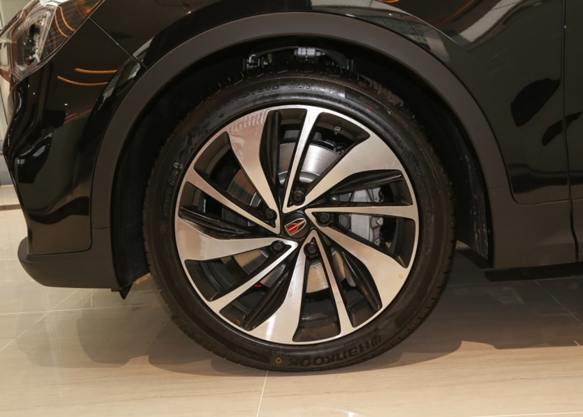 3.0L+8AT，车长5.5米，这种配置也就只有红旗HS7+