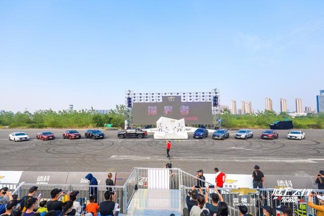 霸都上演大型飞行秀，现场飙车特技堪比《速度与激情》