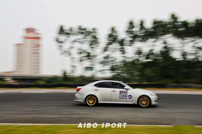 3.5 V6+后驱的雷克萨斯IS300，雷车也能玩出