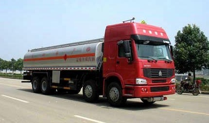 保持安全车距，离危险品运输车距离远一点
