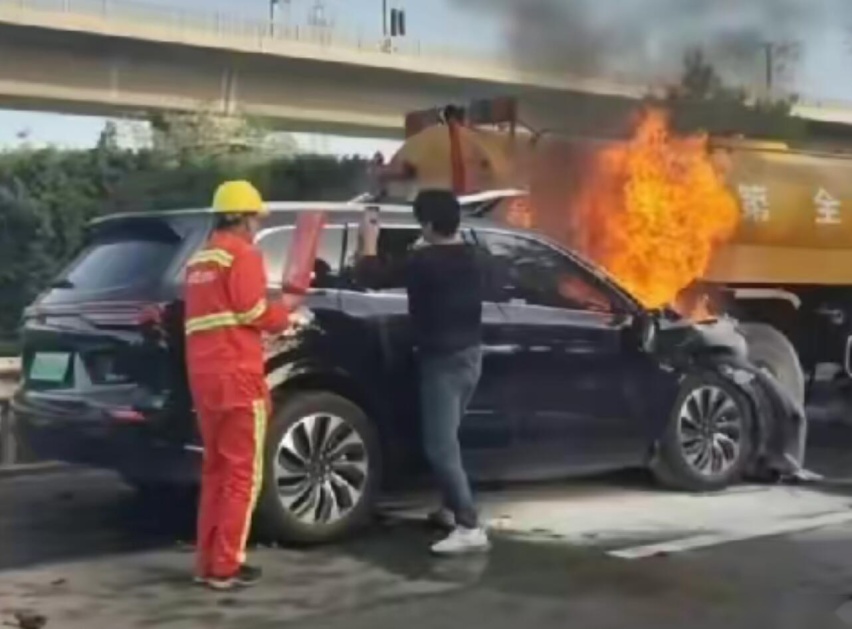 问界M7碰撞起火：碰撞后为何没有自动解锁？多项疑问待官方解答