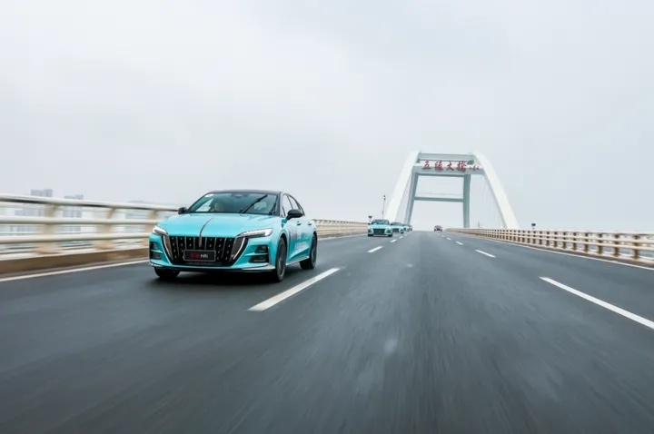 试驾官丨评测最年轻的“红旗车”，H6如何拿捏年轻人？