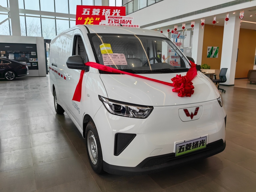 搭载五菱红1号电池，续航最高可达300km，探店实拍五菱扬光