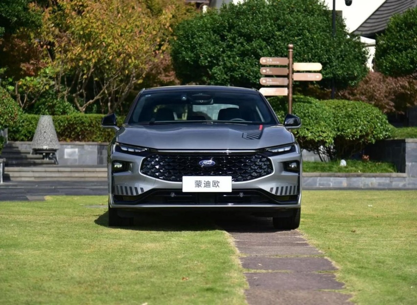 长安福特再发“旗舰”，车长4米9可一键泊车，关键是还能唱K