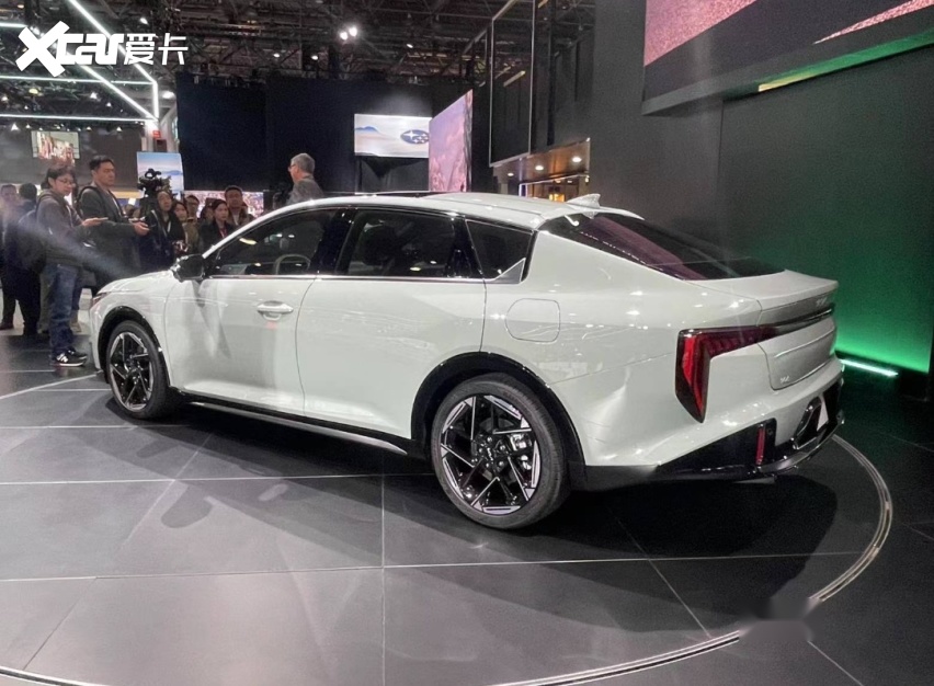 全新起亚k4亮相了,造型奇特,提供1.6t和2.0l发动机,与速腾同级