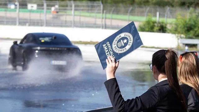 最长漂移、拉千吨巨轮，车企“整活”一个比一个狠？