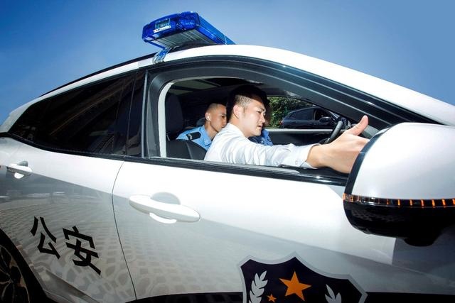 不再羡慕迪拜豪车警车，中国豪华警车VV7来了