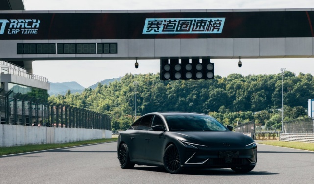 极致电车，智己L7 SP性能版正式上市