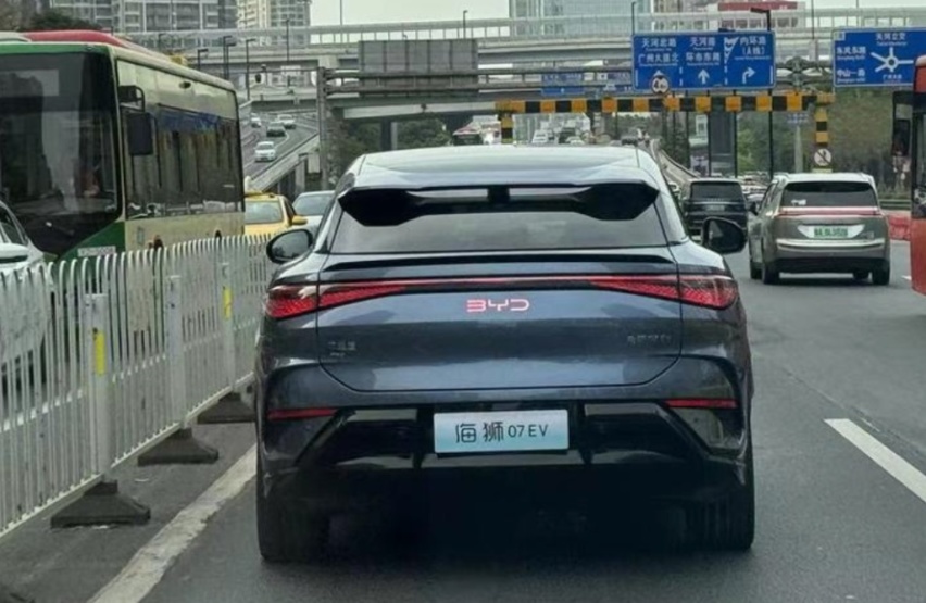 比亚迪海狮街头实拍，预计18万起售，车身大过特斯拉