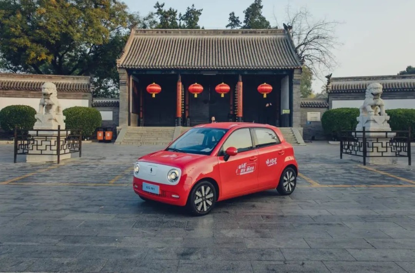精挑细选后，可爱萌宠欧拉R1与时尚主播能擦出怎样的火花？