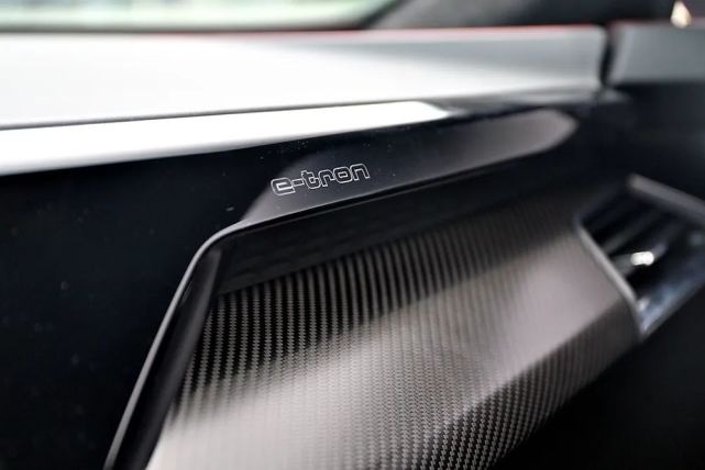 智驾开箱丨赛道驾驭奥迪RS e-tron GT：遇见R8的魂