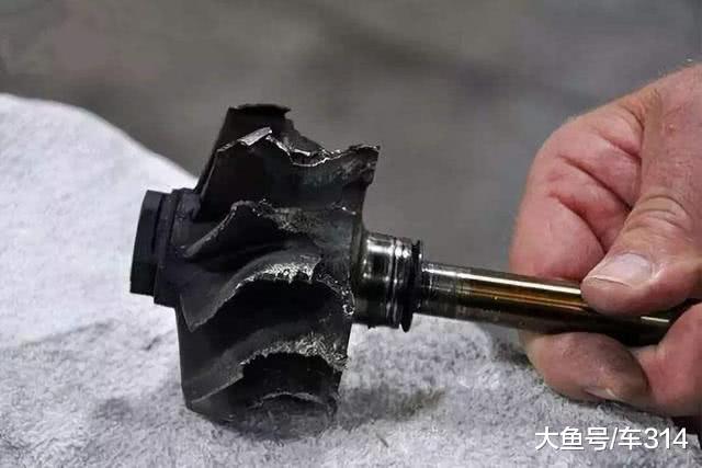 新买的66万奔驰 没出大门发动机就漏油 究竟是因为啥