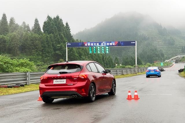 试驾全新福克斯：赛道有激情，日常驾乘稳，操控感经典