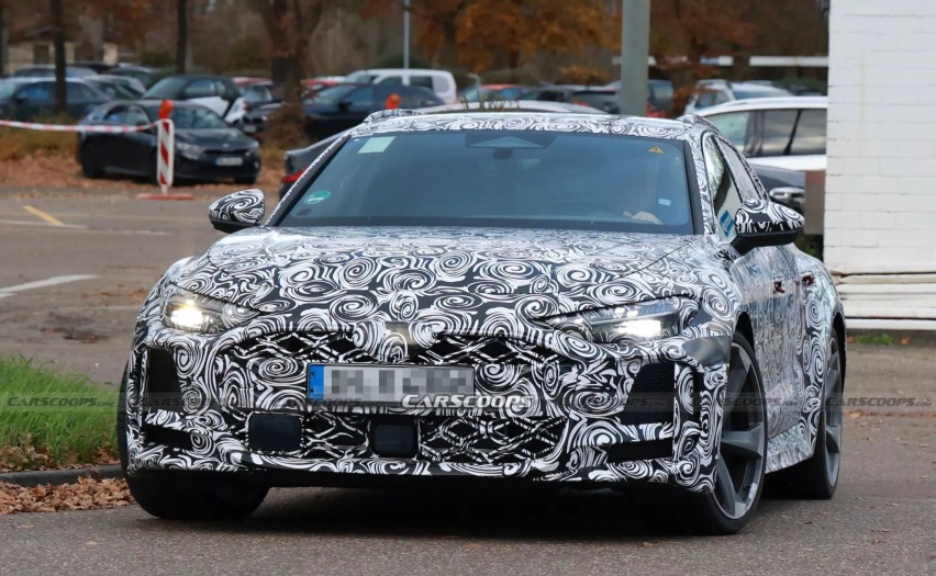 2026 款奥迪 RS5 Avant 展示混合动力发动机的椭圆形排气管