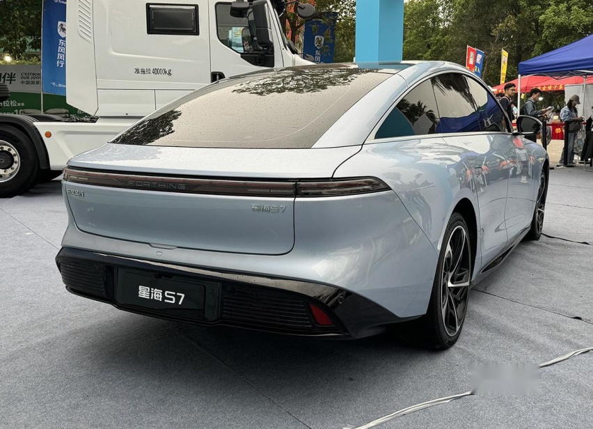 东风风行全新轿车曝光，外观很年轻运动，车长4935mm，续航550km