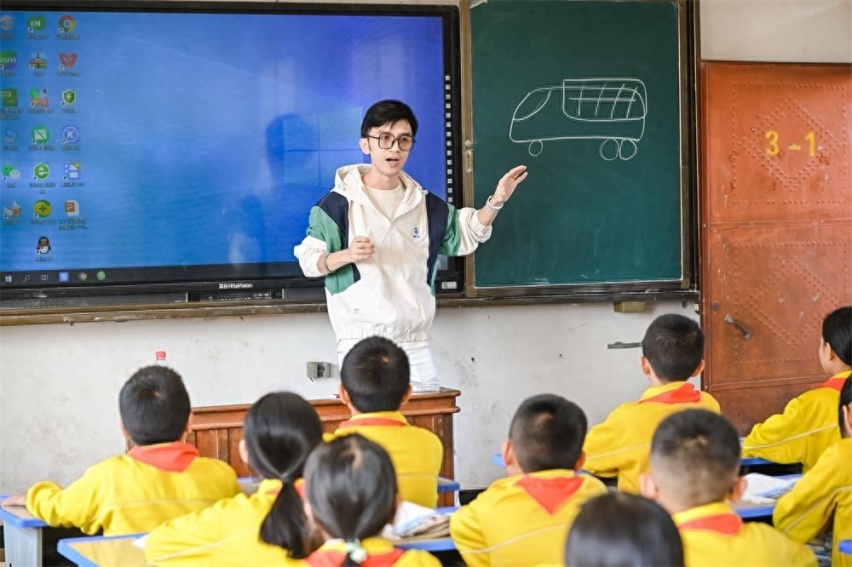 传递公益力量 “腾势微光图书角”落地边境小学