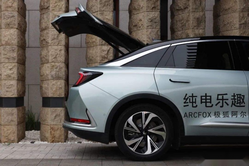 极狐阿尔法S/比亚迪汉EV/小鹏P7,哪款车更受有娃家庭的青睐?