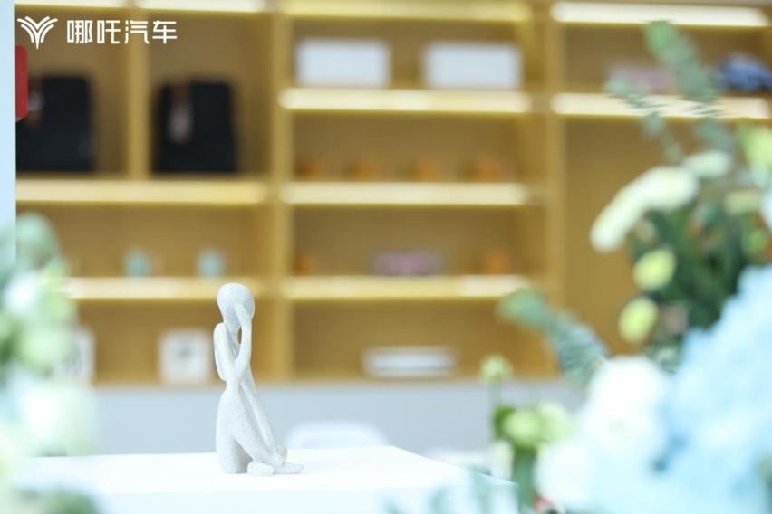 高级！哪吒汽车入驻重庆新光里，多款车型挑花眼