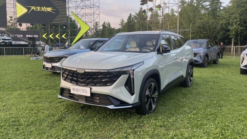 10万预算买SUV，配8155芯片，吉利新车多花八千买中配更好？