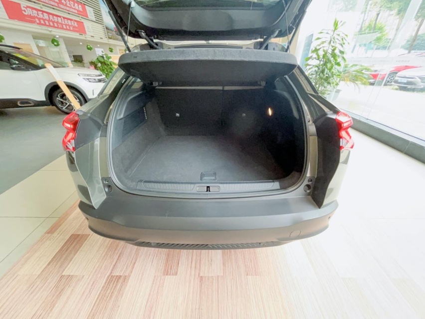 探店|2023款凡尔赛C5 X，入门即豪华，14.37万起售